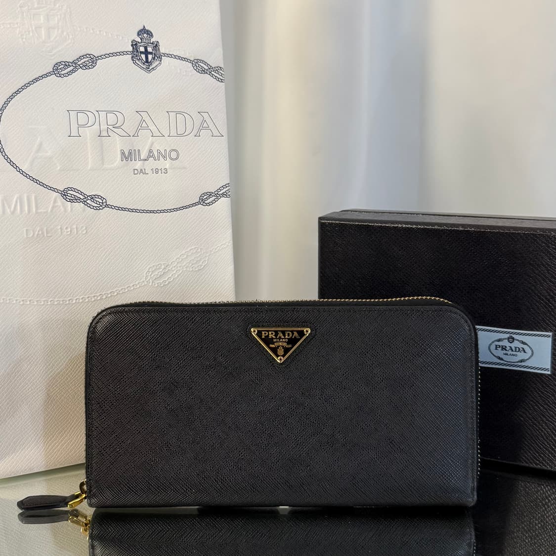 [정품] 프라다 사피아노 레더 삼각로고 지퍼 장지갑 상품이미지1