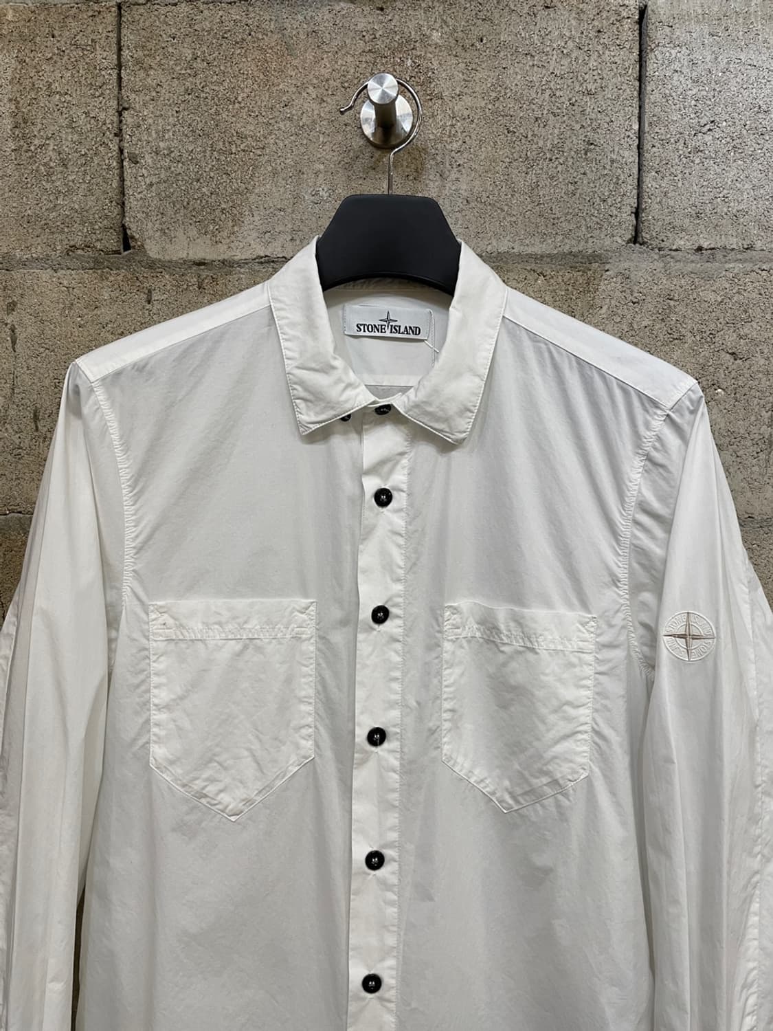 스톤 아일랜드 자수 로고 화이트 셔츠 상품이미지2