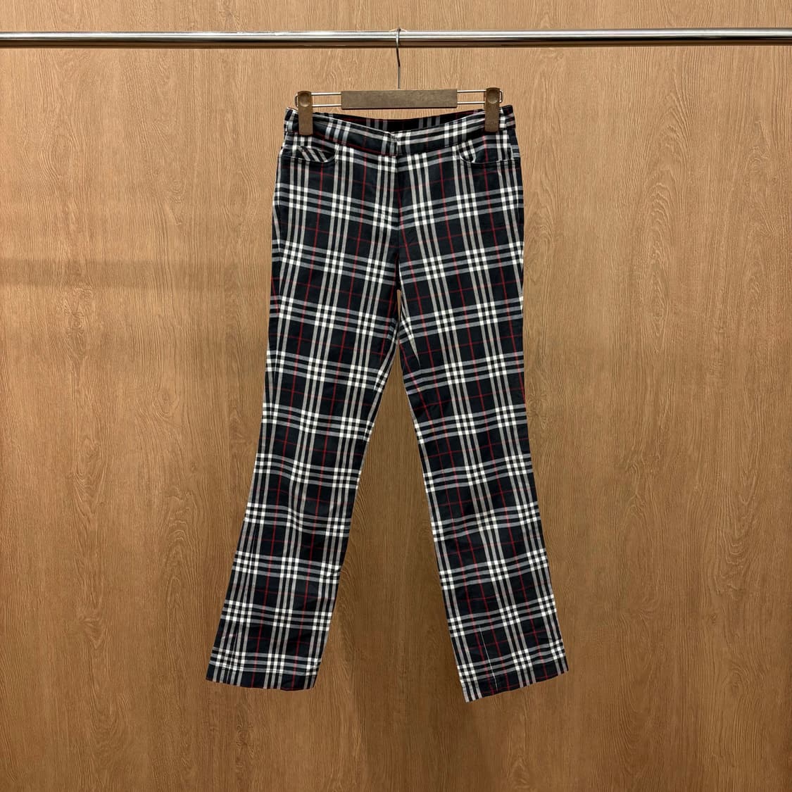 버버리 런던 노바 체크 스트레이트 팬츠 플랩 포켓 백 포켓 디테일 블랙 상품이미지2