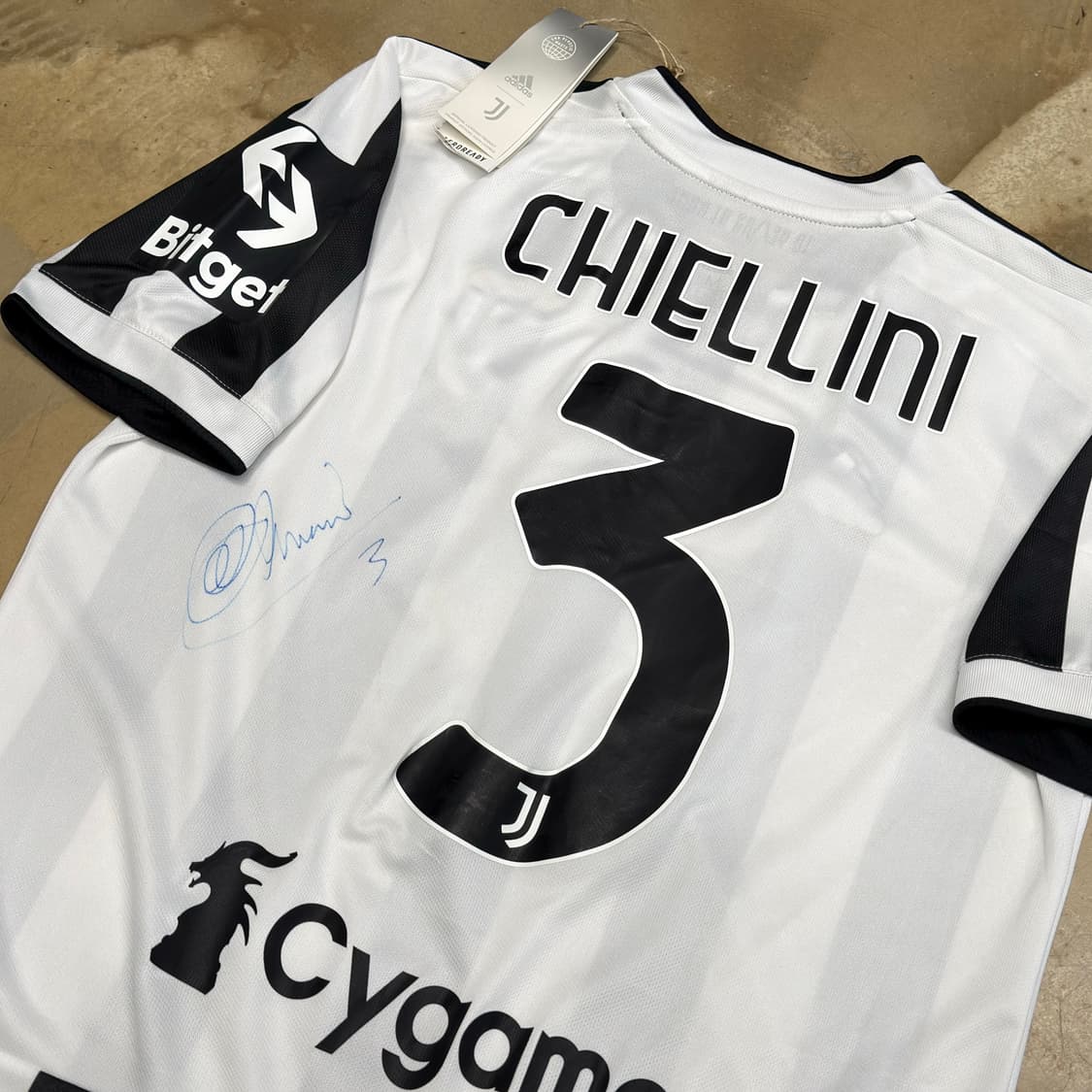 🫶🏻 새상품 아디다스 20-21 유벤투스 홈 키엘리니 싸인 유니폼   상품이미지2