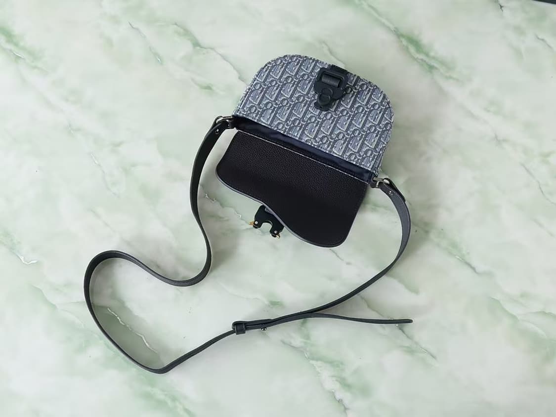 디올 새들 스트랩 파우치 그레인드 카프스킨 베이지 & 블랙 상품이미지3