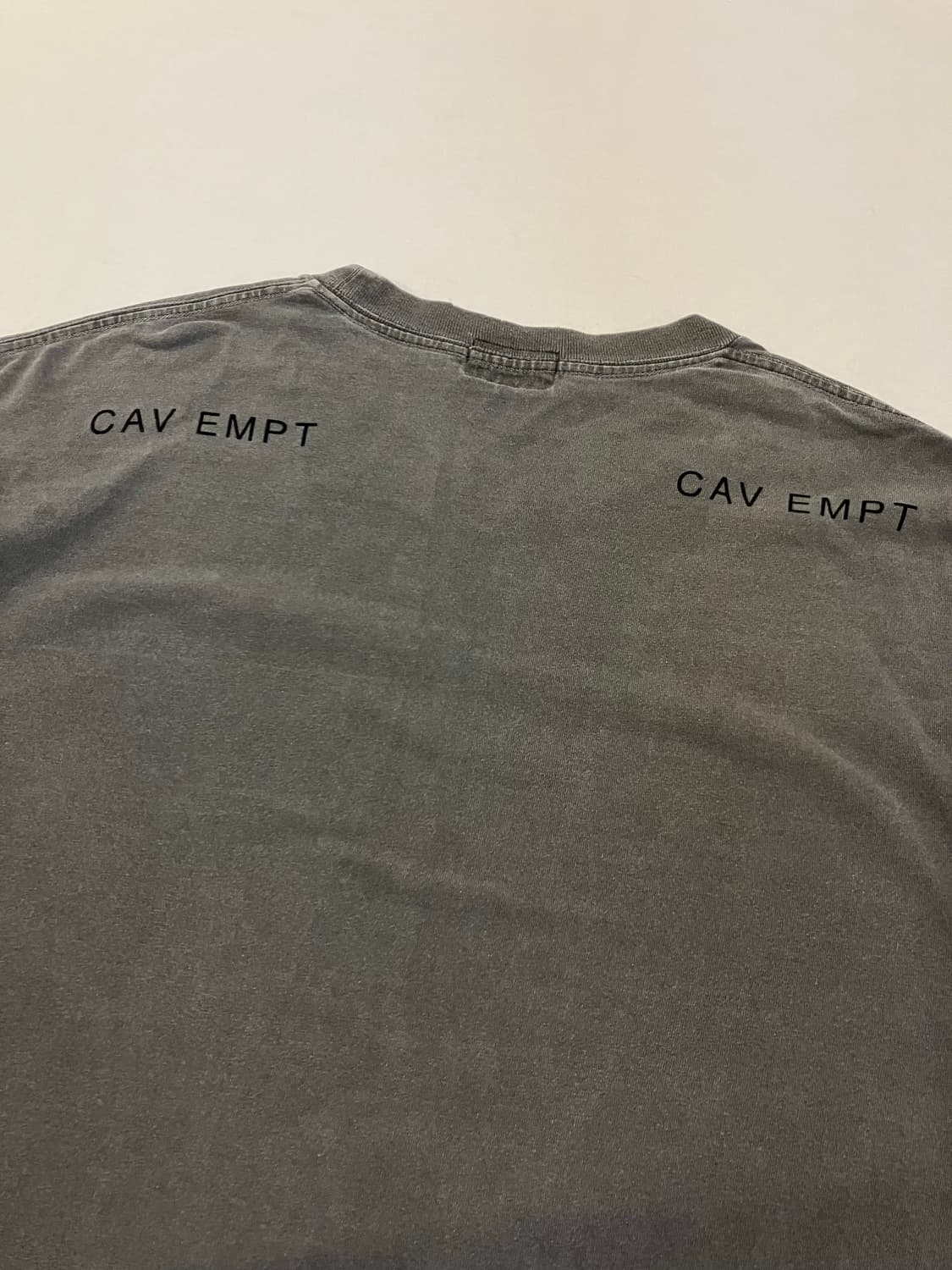 카브엠트 디스트레스드 프린팅 피그먼트 롱슬리브 그레이 상품이미지3