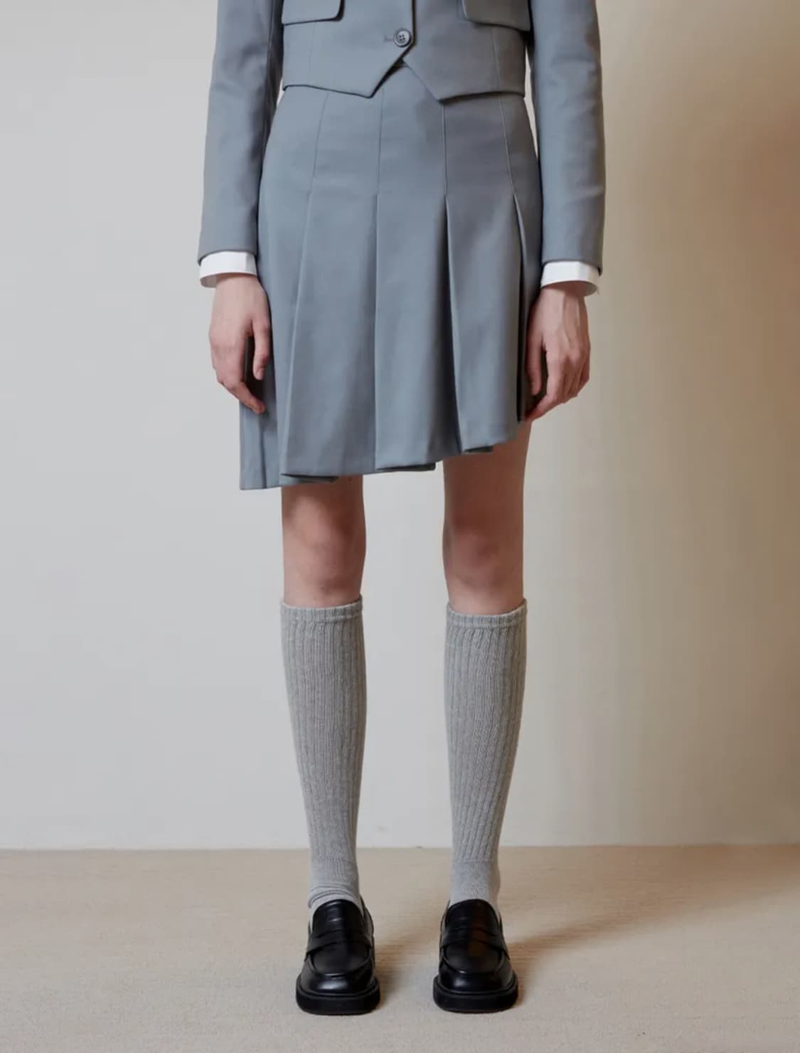 오아이오아이 DIAGONAL PLEATS SKIRT LIGHT GREY 상품이미지4