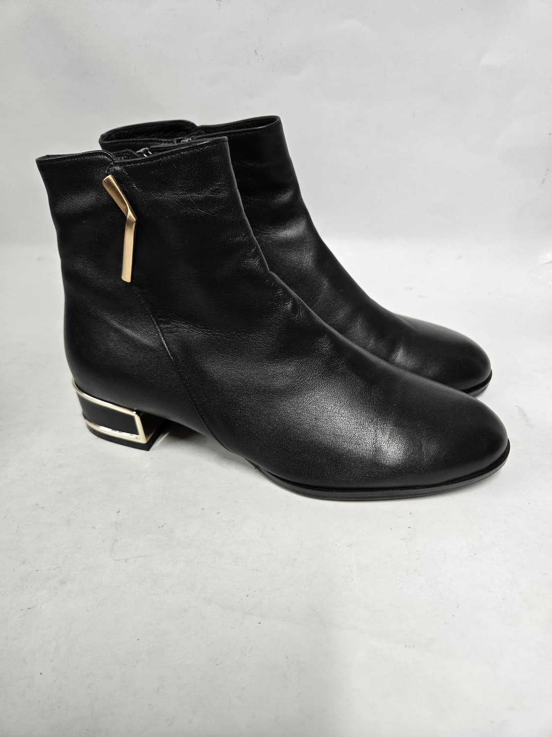 소다 블랙 가죽 앵클부츠 금장 포인트 230mm 상품이미지1