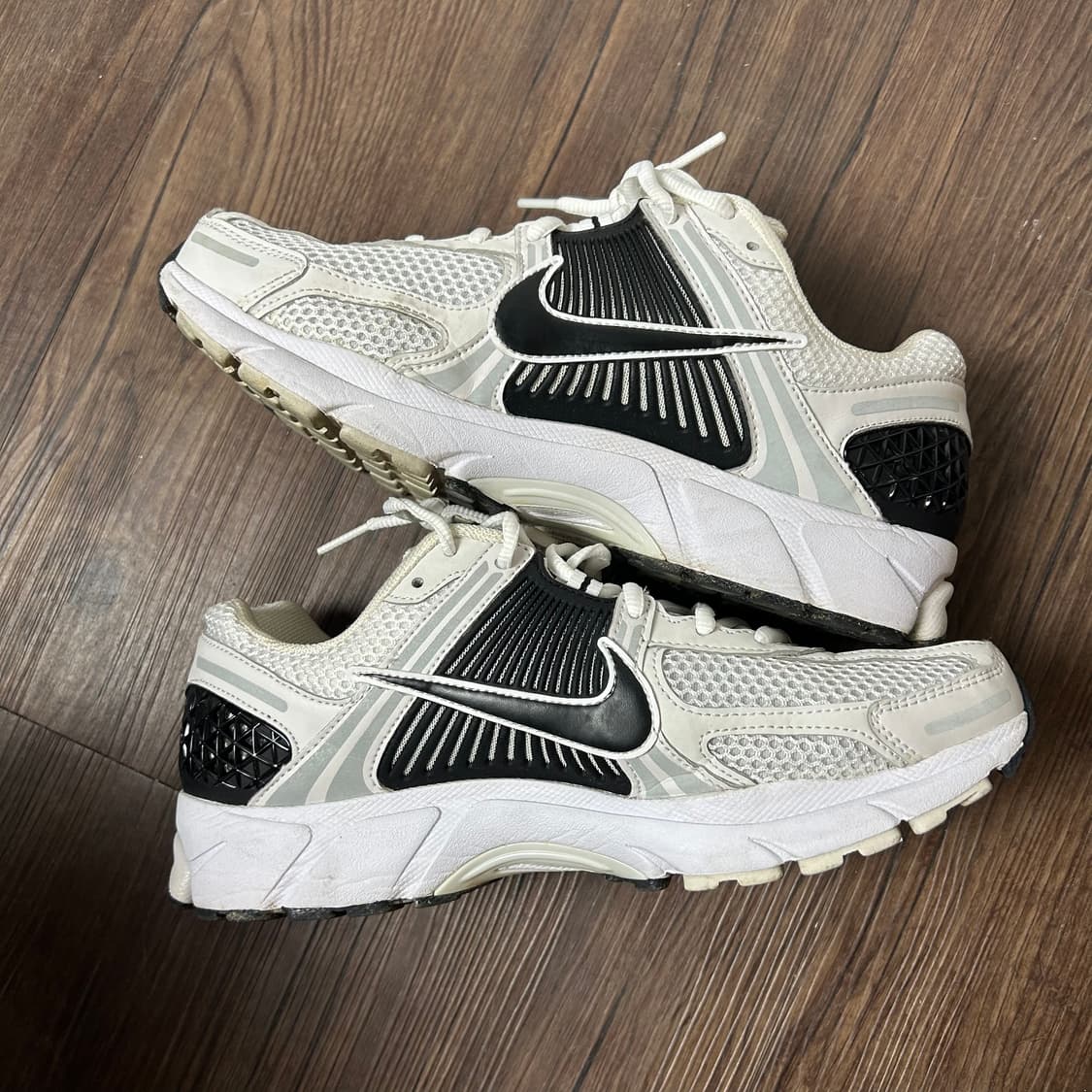 [NIKE] 나이키 줌 보메로 5 흰/검  상품이미지2