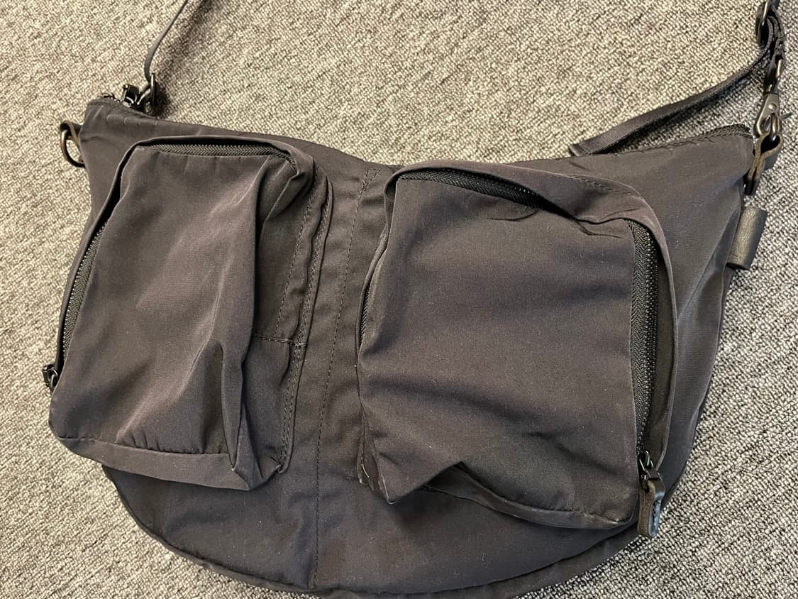 아미아칼바 개버딘 바디백 블랙  상품이미지2