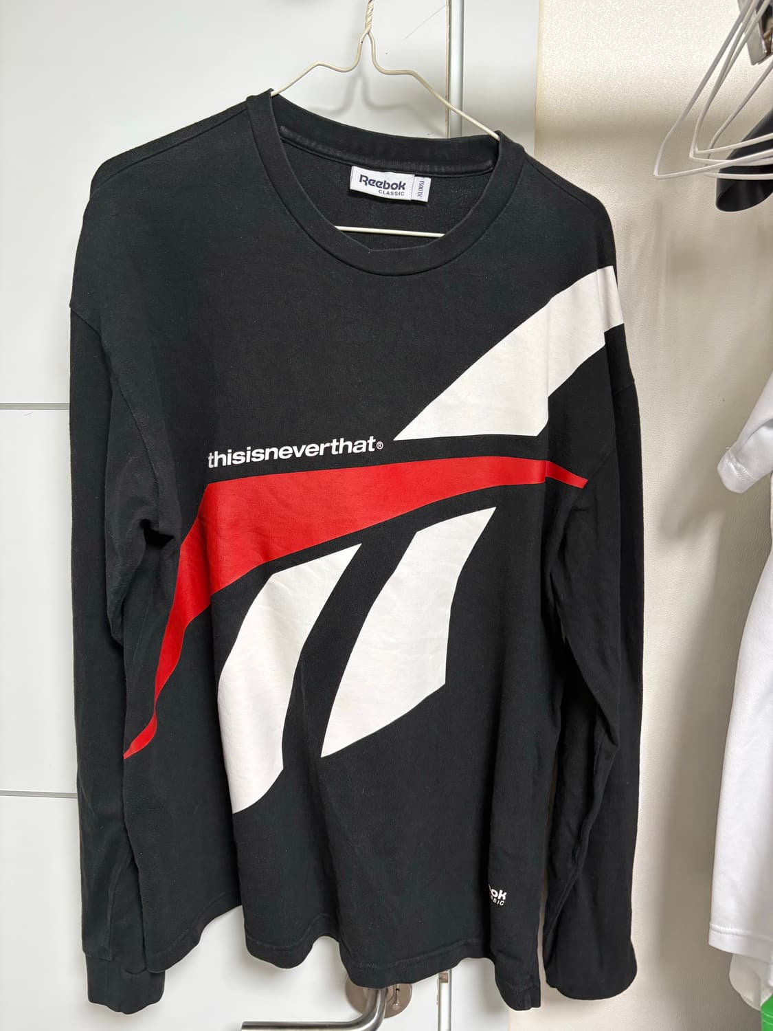 리복x디스이즈네버댓 맨투맨 상품이미지1