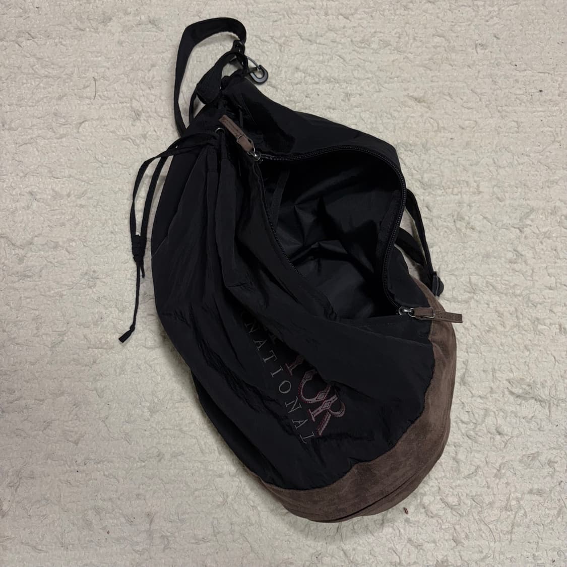 SCULPTOR Bucket-Style Messenger Bag 상품이미지6