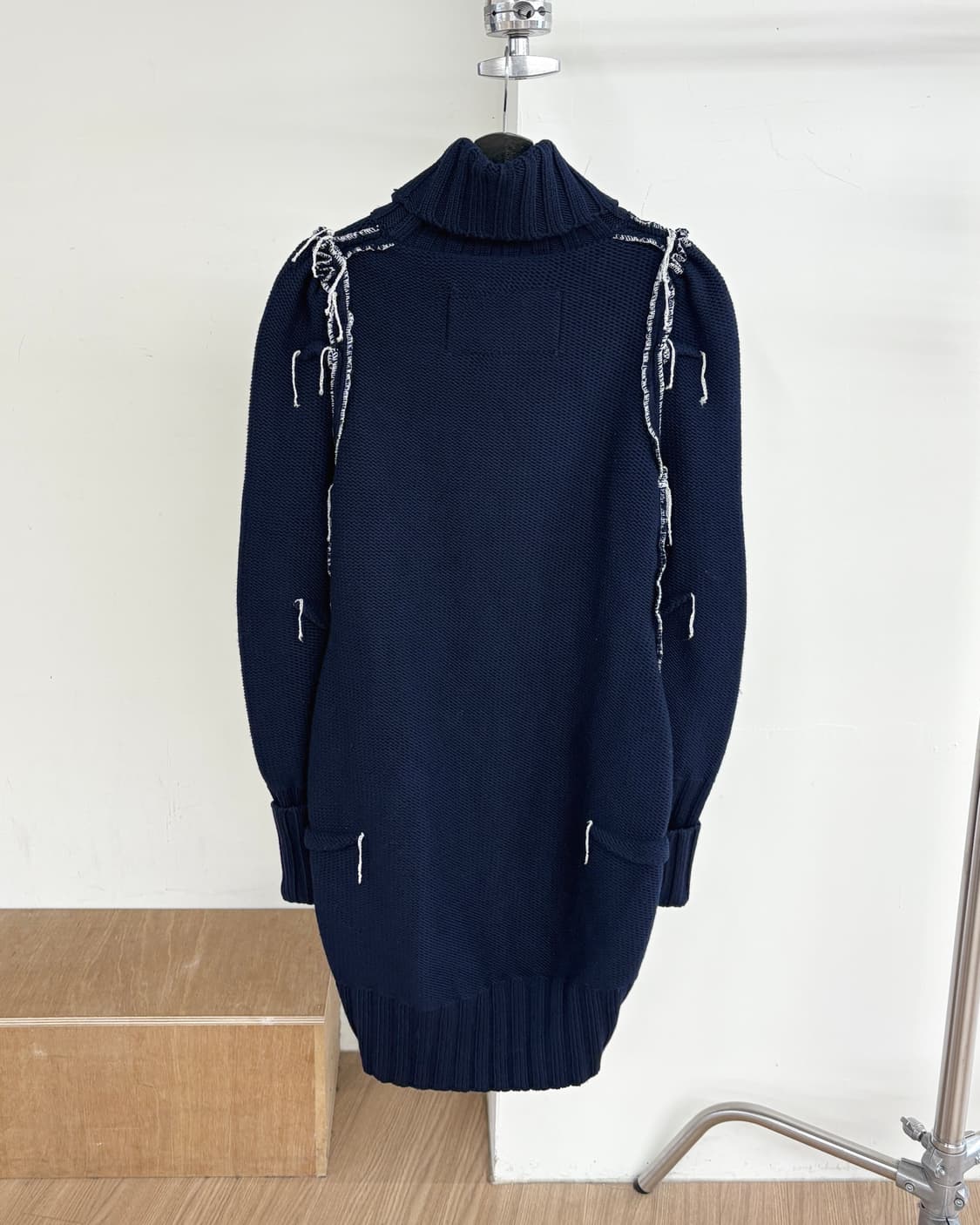 메종 마르지엘라 X H&M 네이비 터틀넥 니트 원피스 상품이미지4