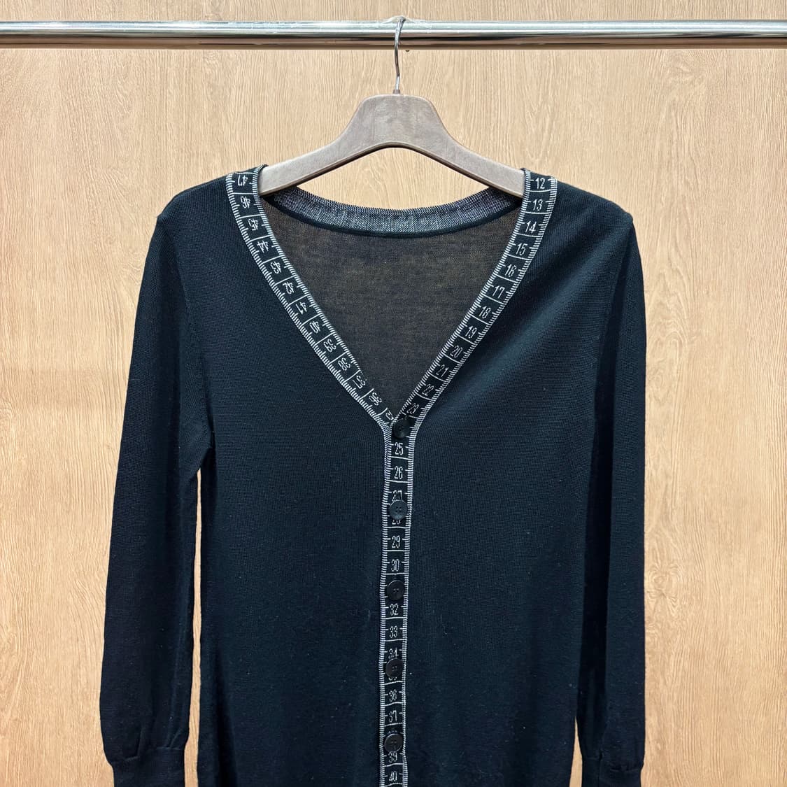 장폴고티에 브이넥 롱 니트 가디건 밑단 시보리 줄자 디테일 블랙 상품이미지4