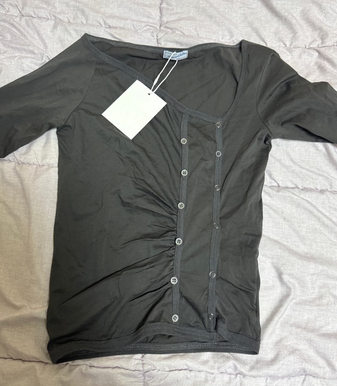 (새상품, 택O) 플리즈노팔로우 언발 버튼 롱슬리브 탑 차콜 상품이미지4