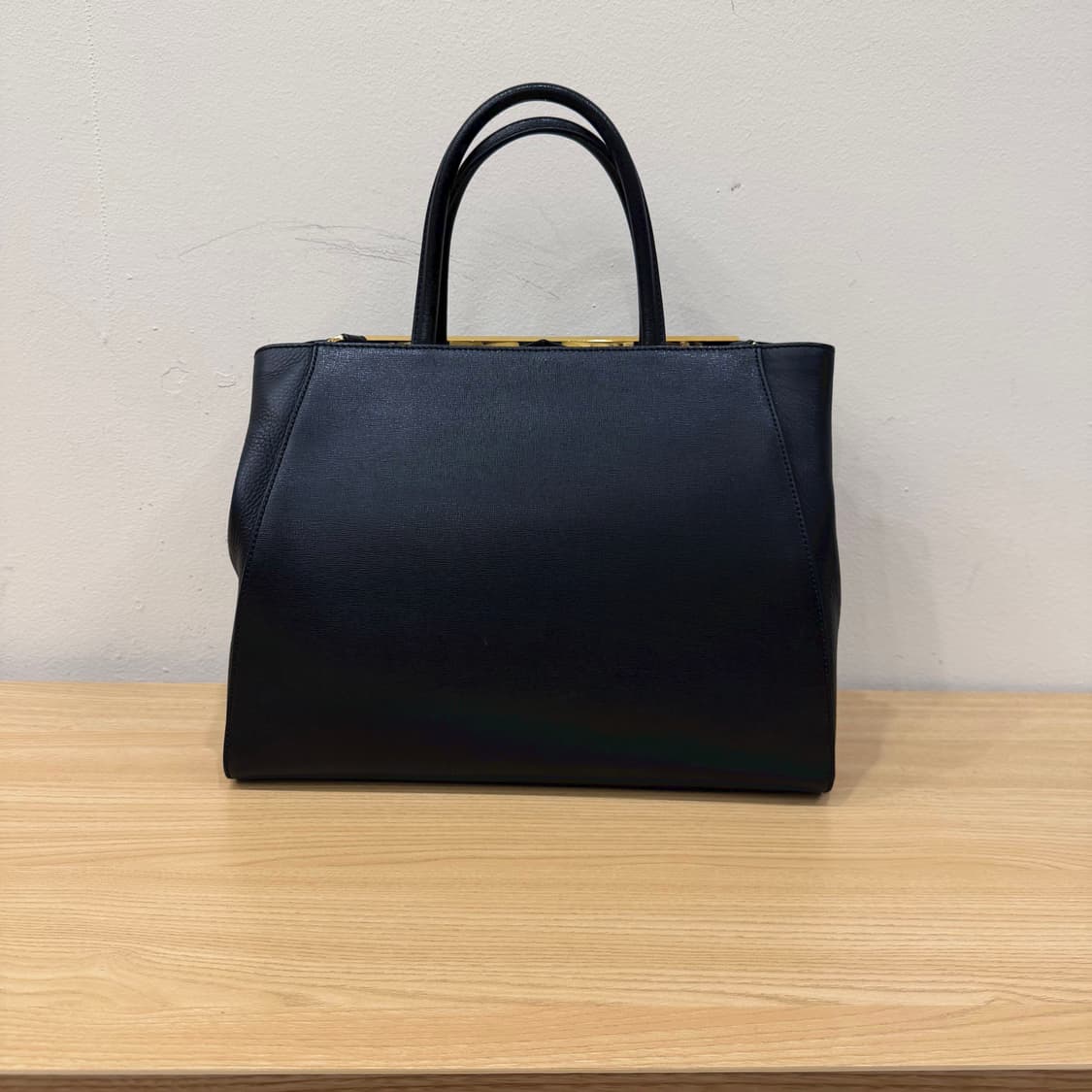 펜디 토트백 사피아노 레더 골드 메탈 바 프레임 디테일 블랙 상품이미지2