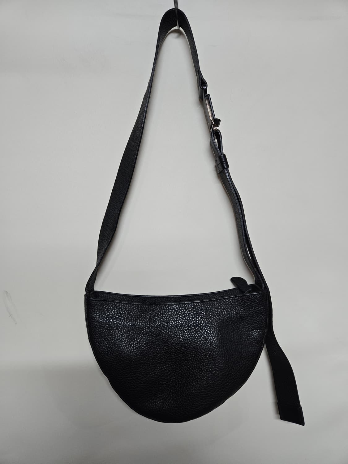 소프트서울 하프문 레더 크로스백 블랙 상품이미지2