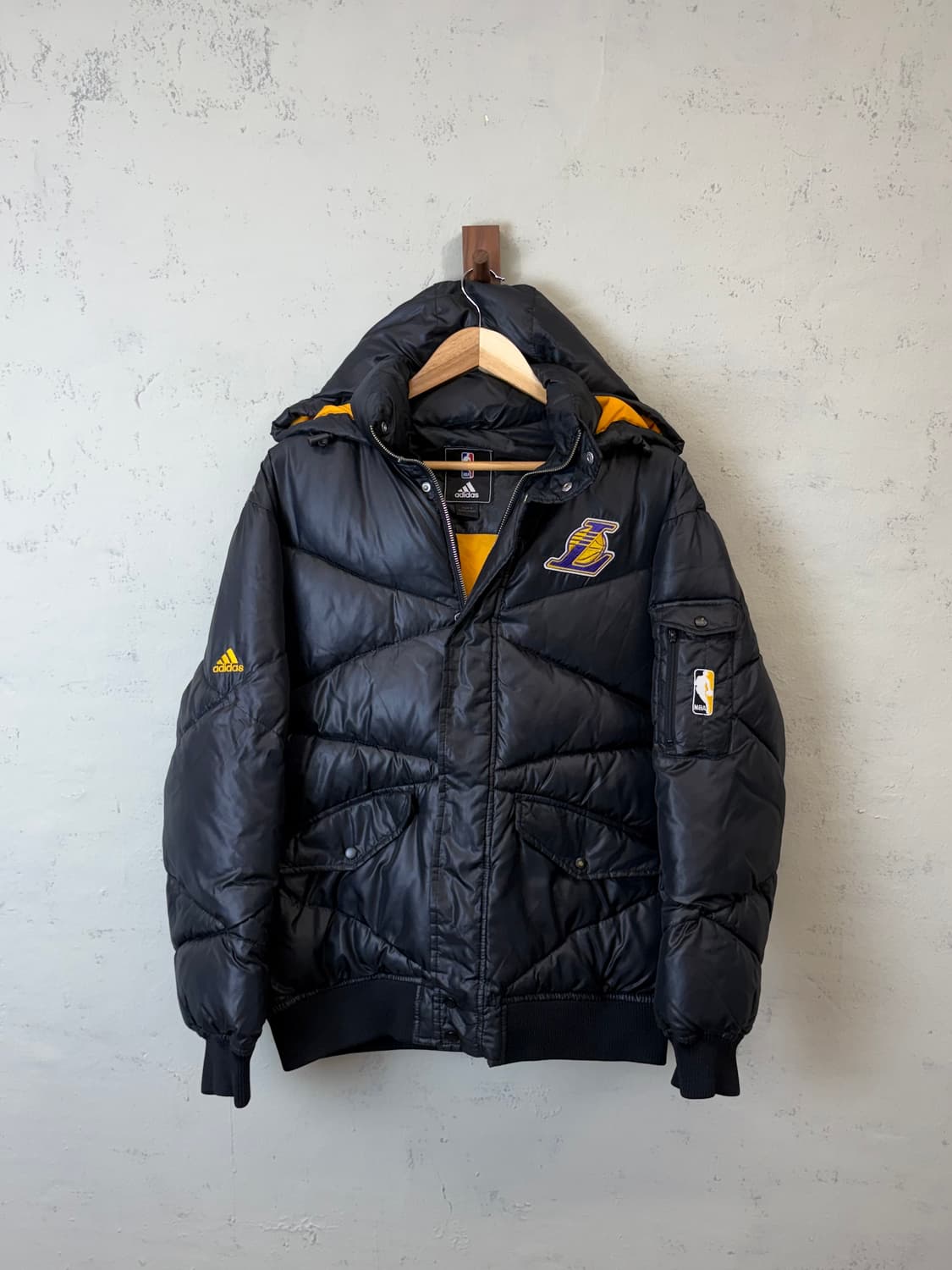 아디다스 NBA 올드스쿨 레이커즈 후드 숏패딩 블랙 상품이미지1