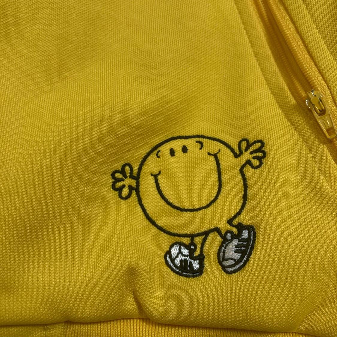 아디다스 x 미스터 해피 콜라보 스몰 로고 사이드 라인 옐로우 트랙탑 상품이미지5