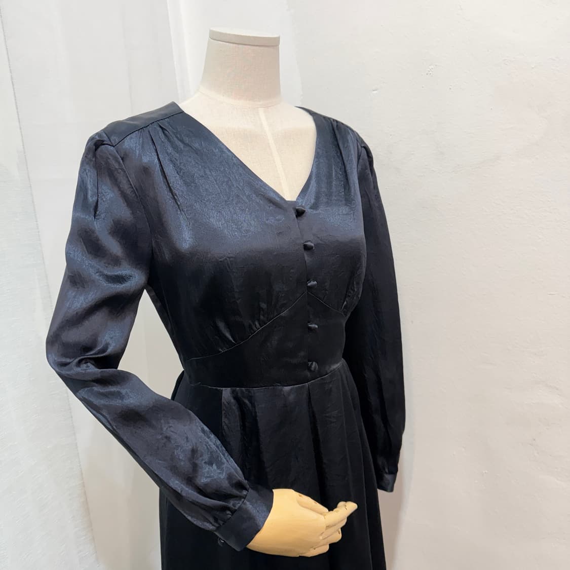 콩단추 브이넥 샤이닝 광택 미디원피스 하객룩 파티룩 3792 상품이미지2