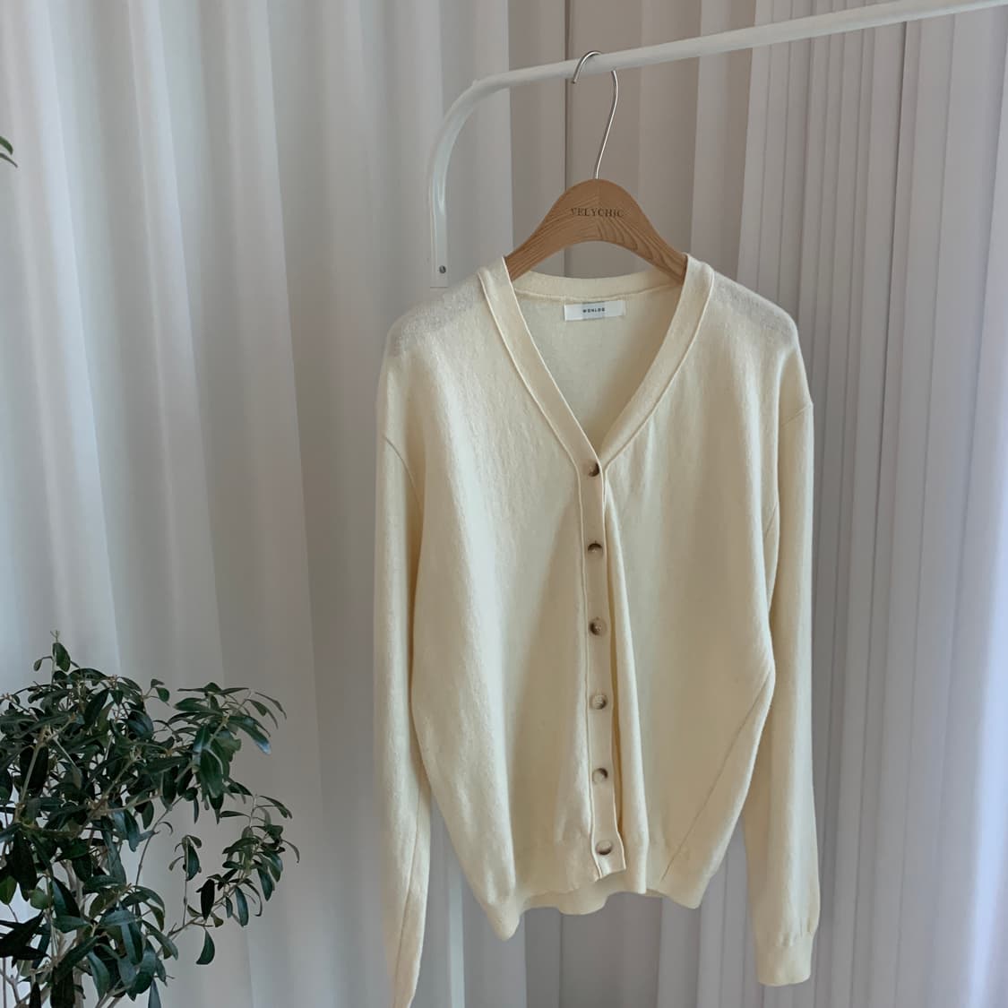 원로그 WONLOG 파인울 브이넥 크림 가디건 상품이미지1