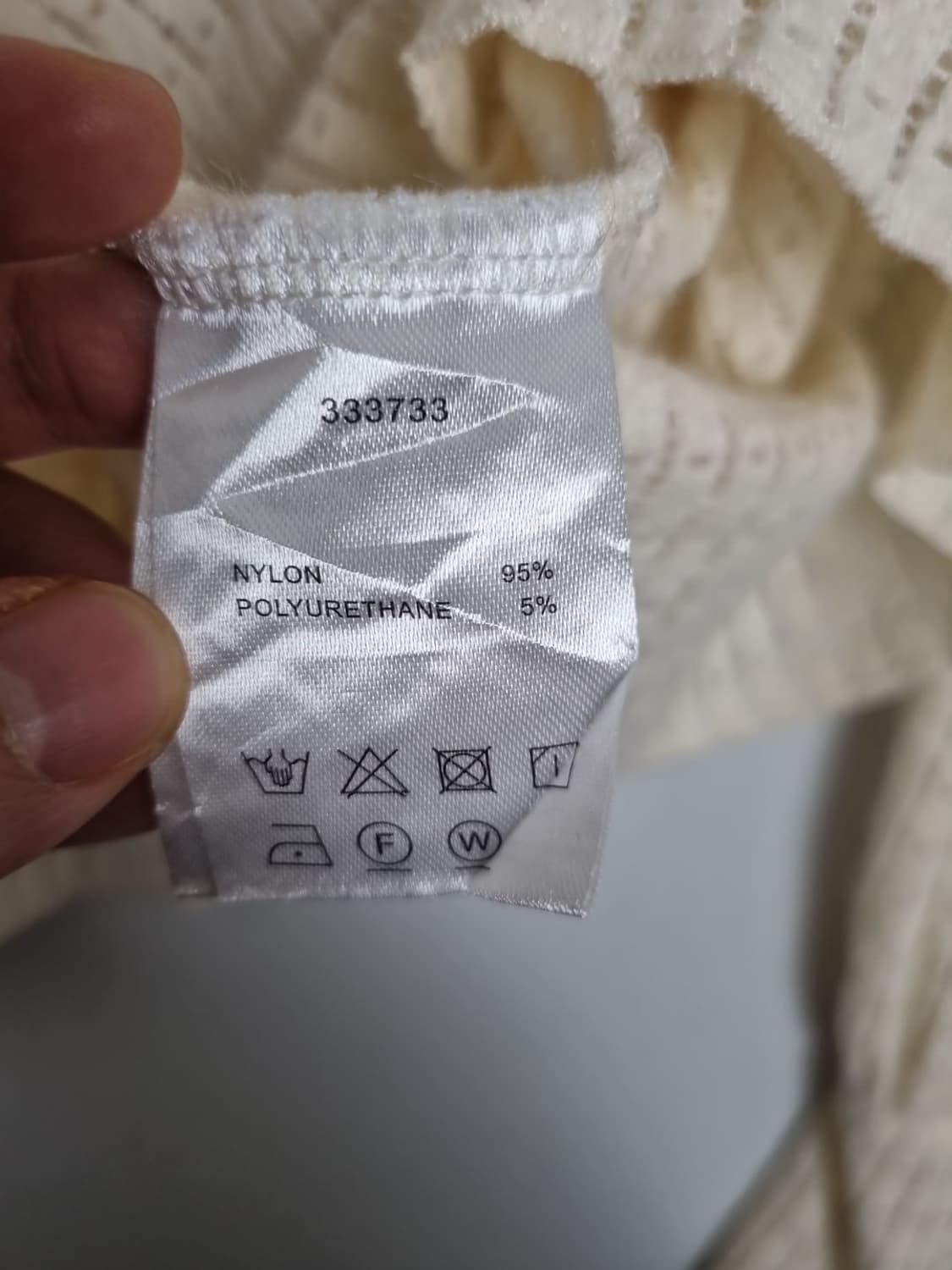 W CLOSET 크림 펀칭 러플 블라우스  상품이미지8