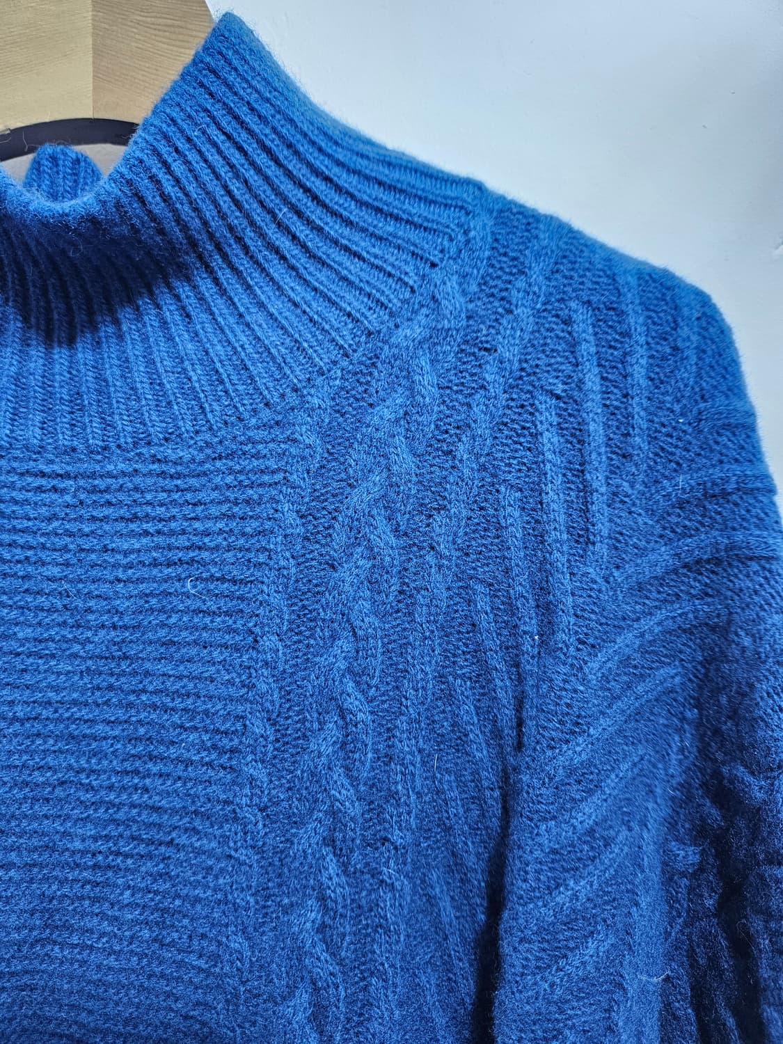 청색 꽈배기 터틀넥 니트 풀오버 상품이미지5