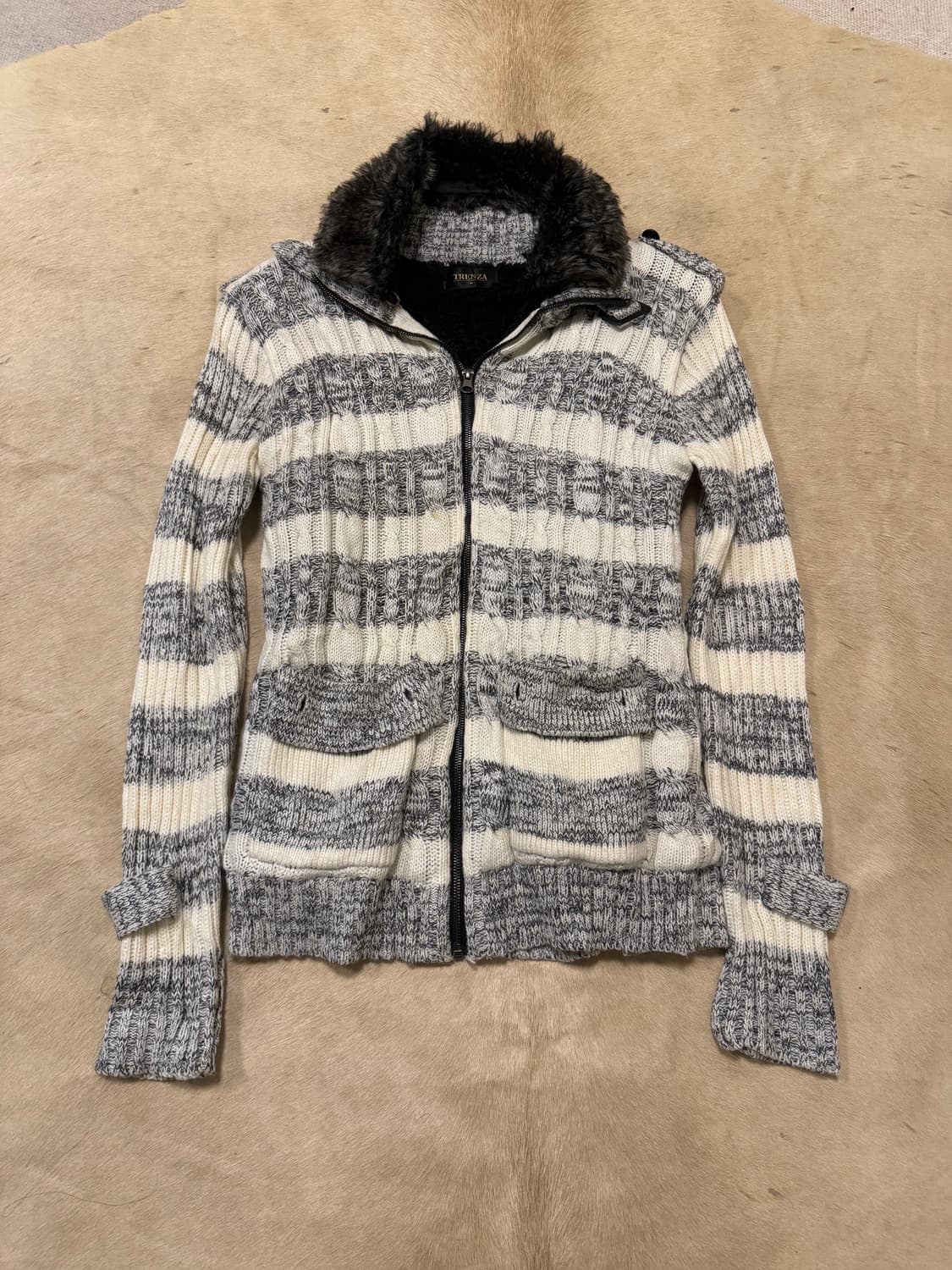 Trenza 퍼트리밍 니트집업 상품이미지1