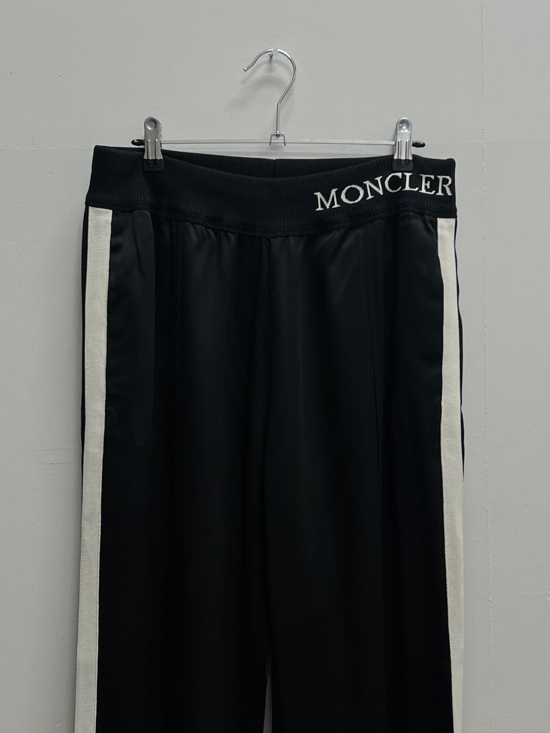 몽클레르 파이핑 트랙팬츠 블랙 상품이미지3