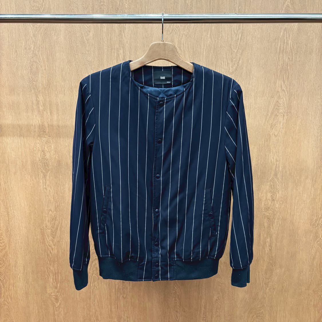 하레 노카라 라운드넥 라이트 자켓 스트라이프 패턴 포켓 디테일 네이비 상품이미지2