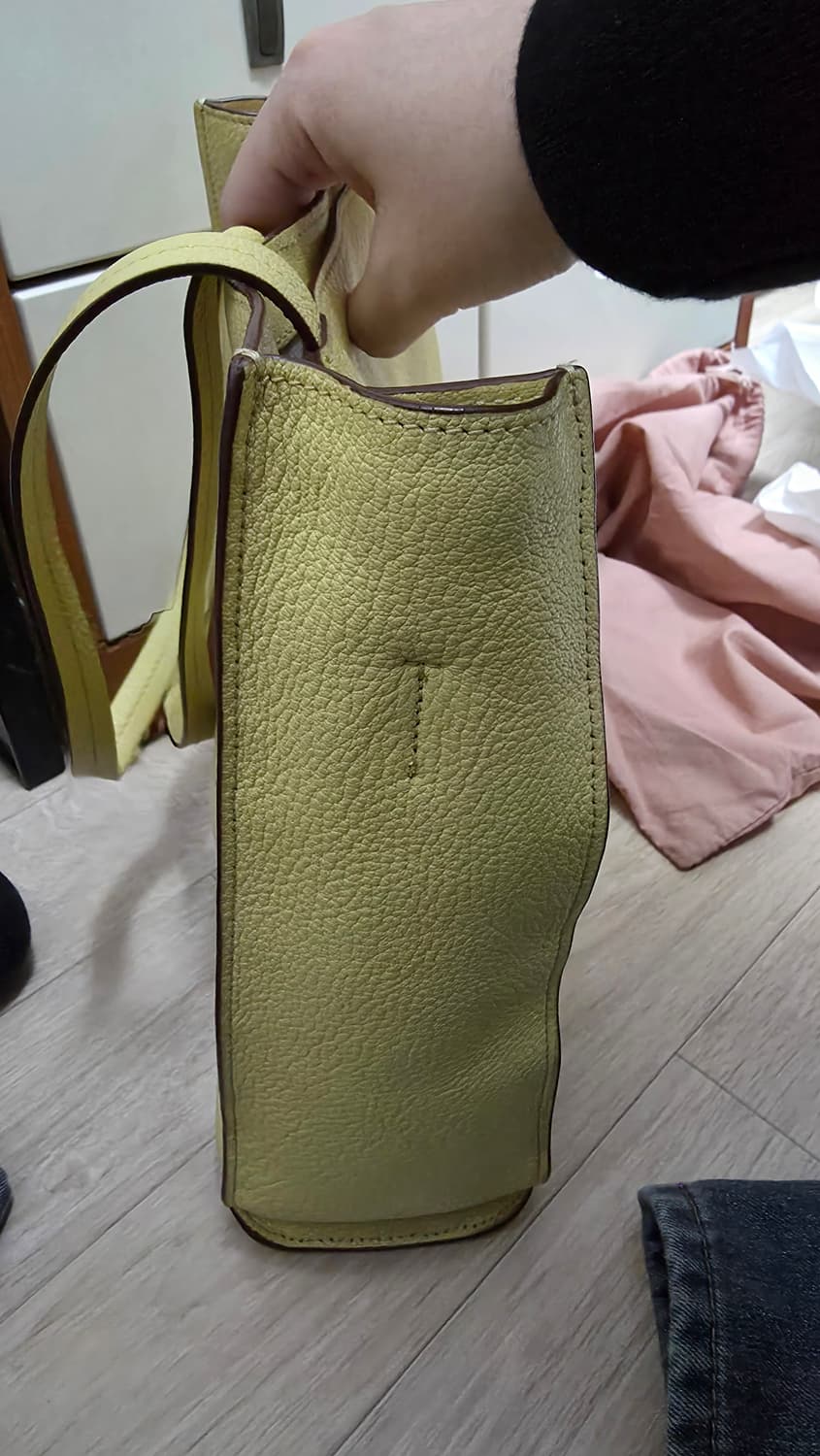 미우미우 마드라스 엠보싱 로고 레더 숄더백 상품이미지4