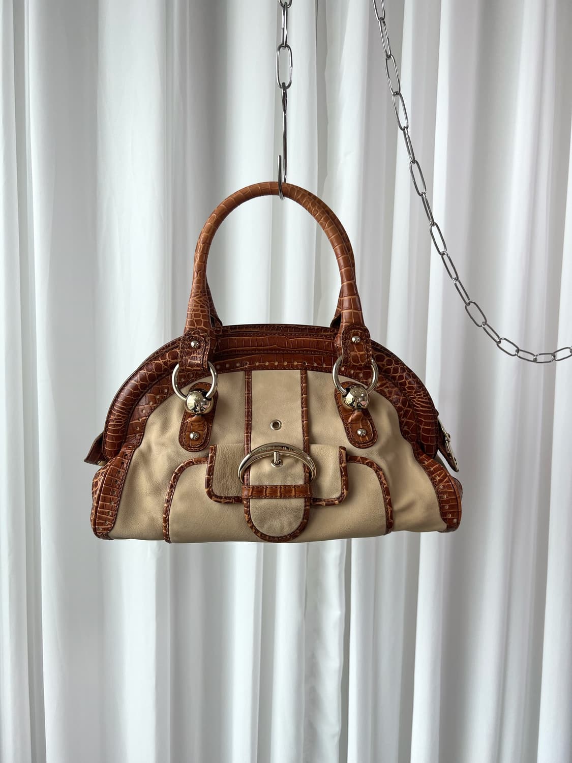 셀린느 엠보싱 숄더백 상품이미지1