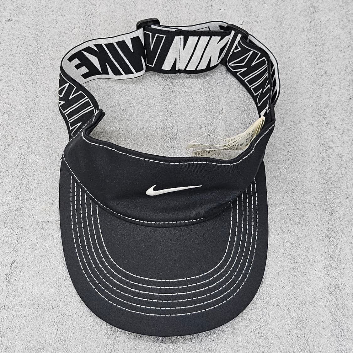 나이키 로고가 돋보이는 블랙 색상의 썬캡 상품이미지1