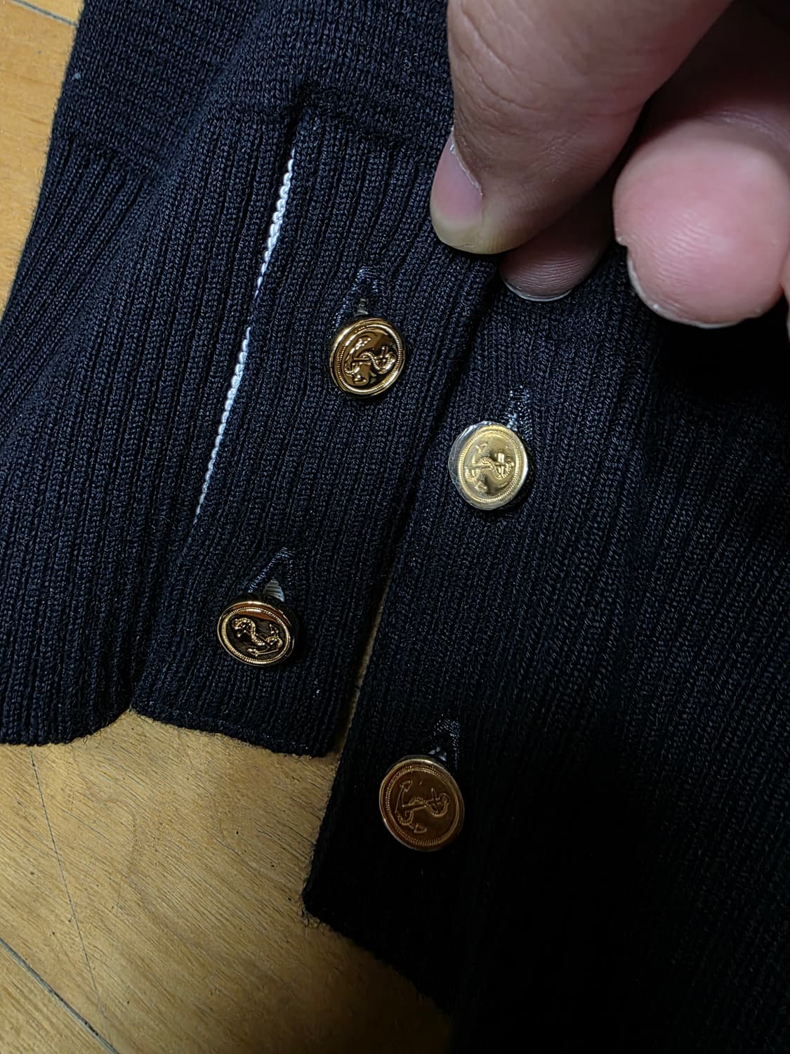 [3,새상품급]25ss 톰브라운 밀라노스티치 금장 가디건 상품이미지5