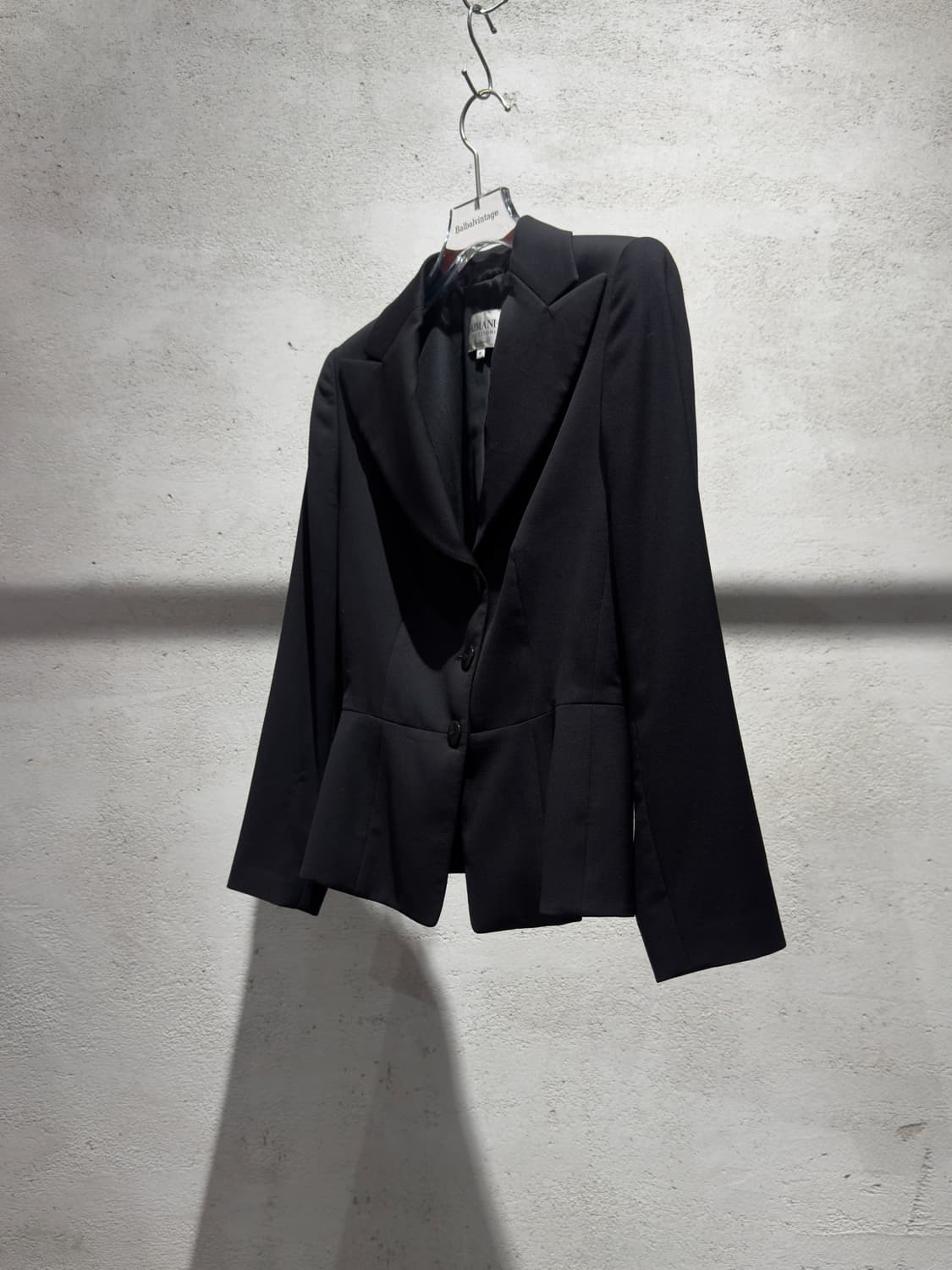 ARMANI COLLEZIONI 블랙 페플럼 테일러드 자켓 상품이미지2