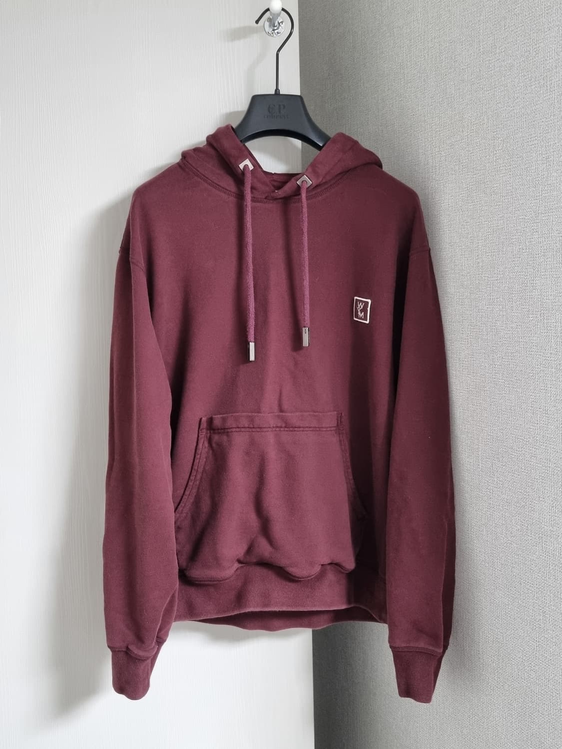 우영미 백로고 버건디 후드티 상품이미지1