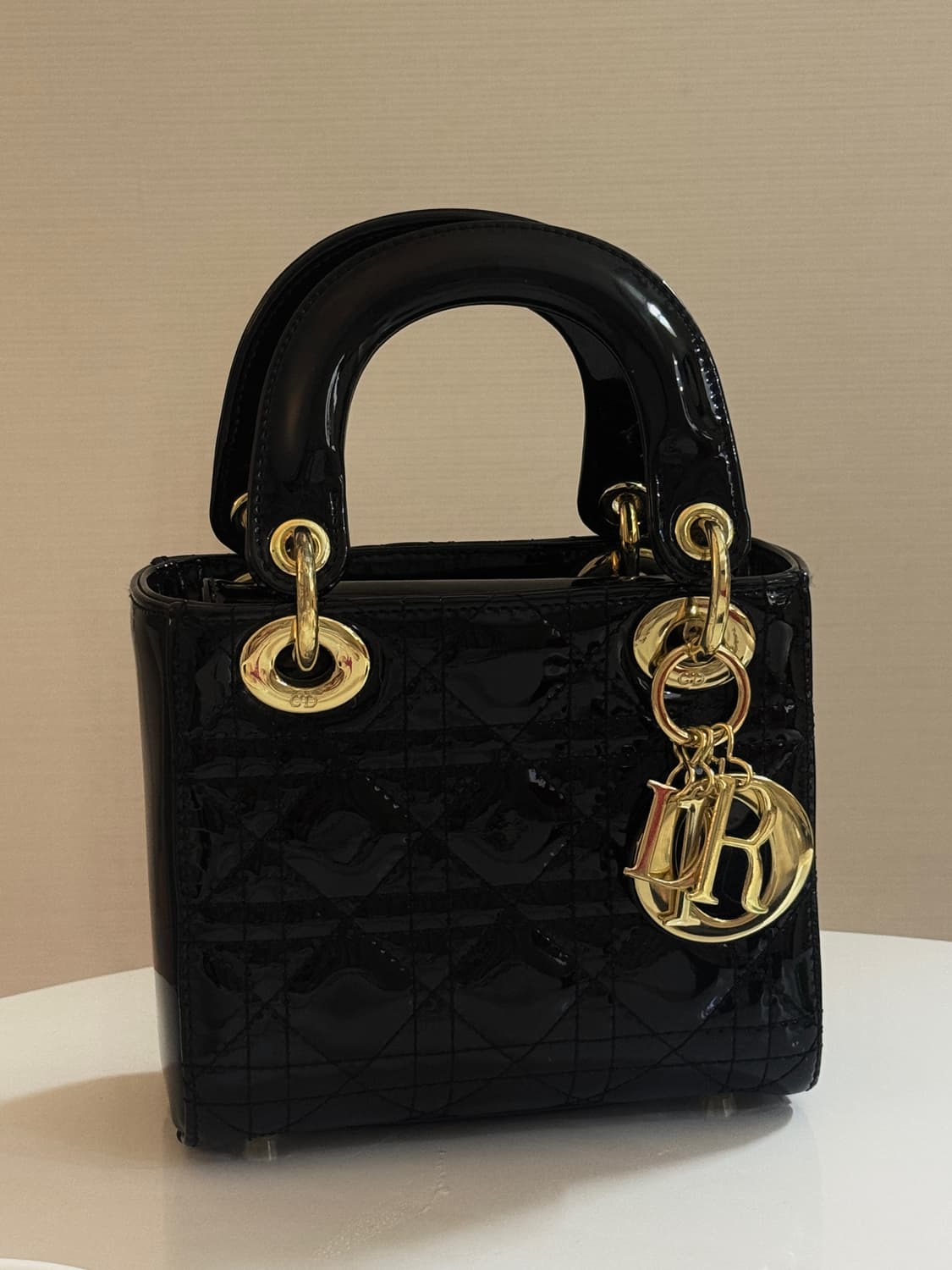 Dior 디올 페이던트 유광 블랙 금장 이니셜 로고 미니 레이디백 상품이미지1