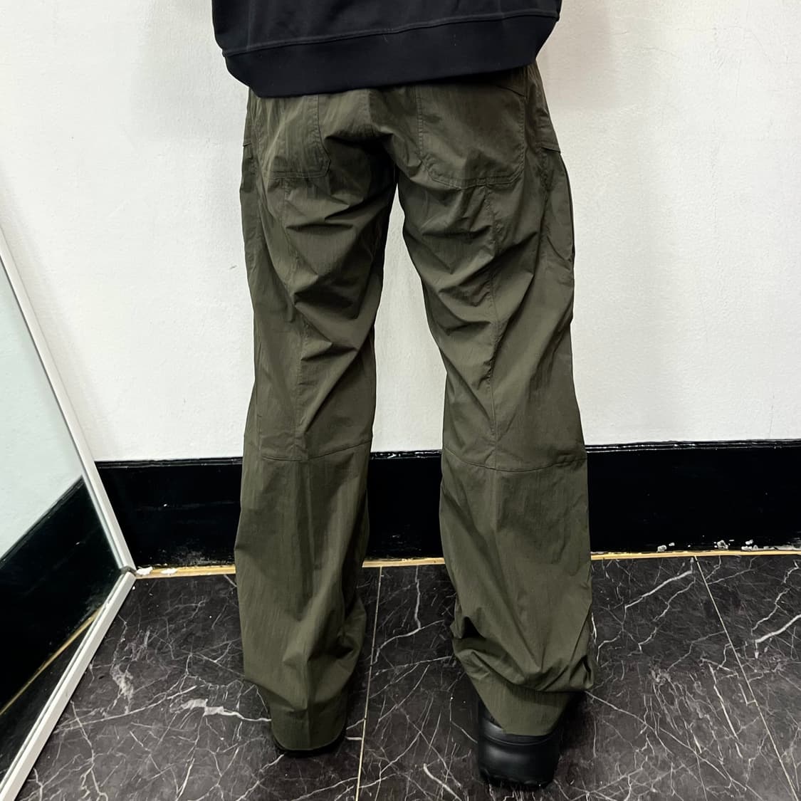 아크테릭스 로고 람파트 와이드 트랙팬츠 카키 상품이미지3