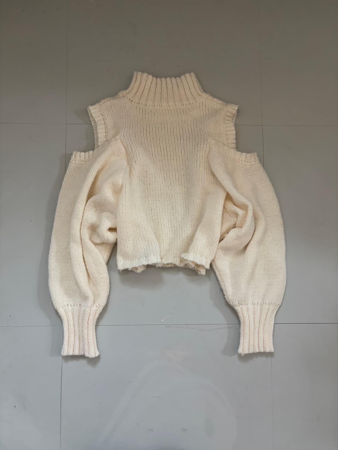 • Ivory off-shoulder knitwear 상품이미지1