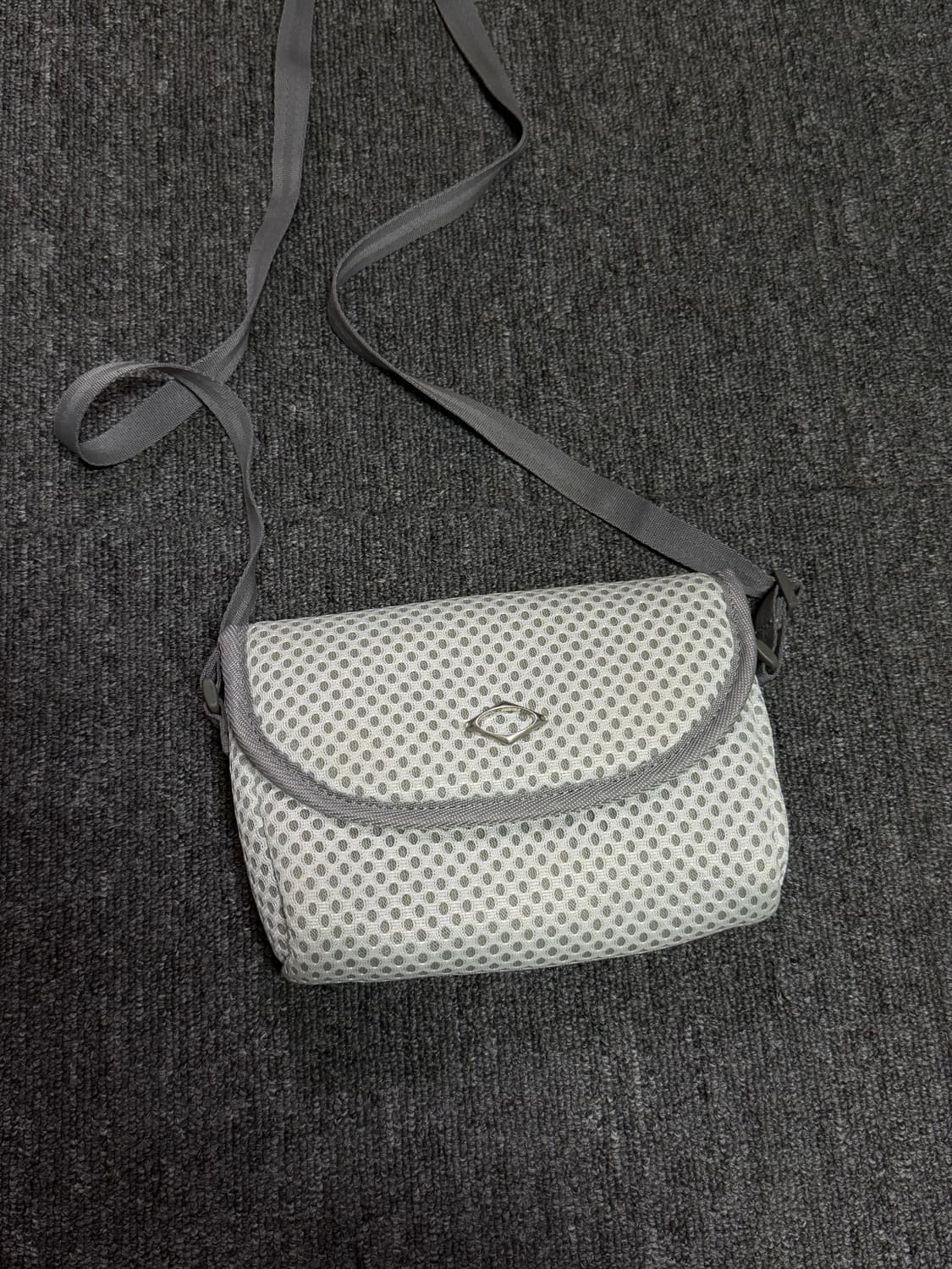 미스치프 쿠션 미니 크로스백 라이트 그레이 상품이미지4