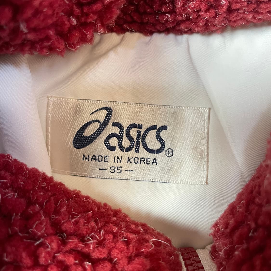 아식스 화이트 레드패치 덕다운 패딩 95 상품이미지4