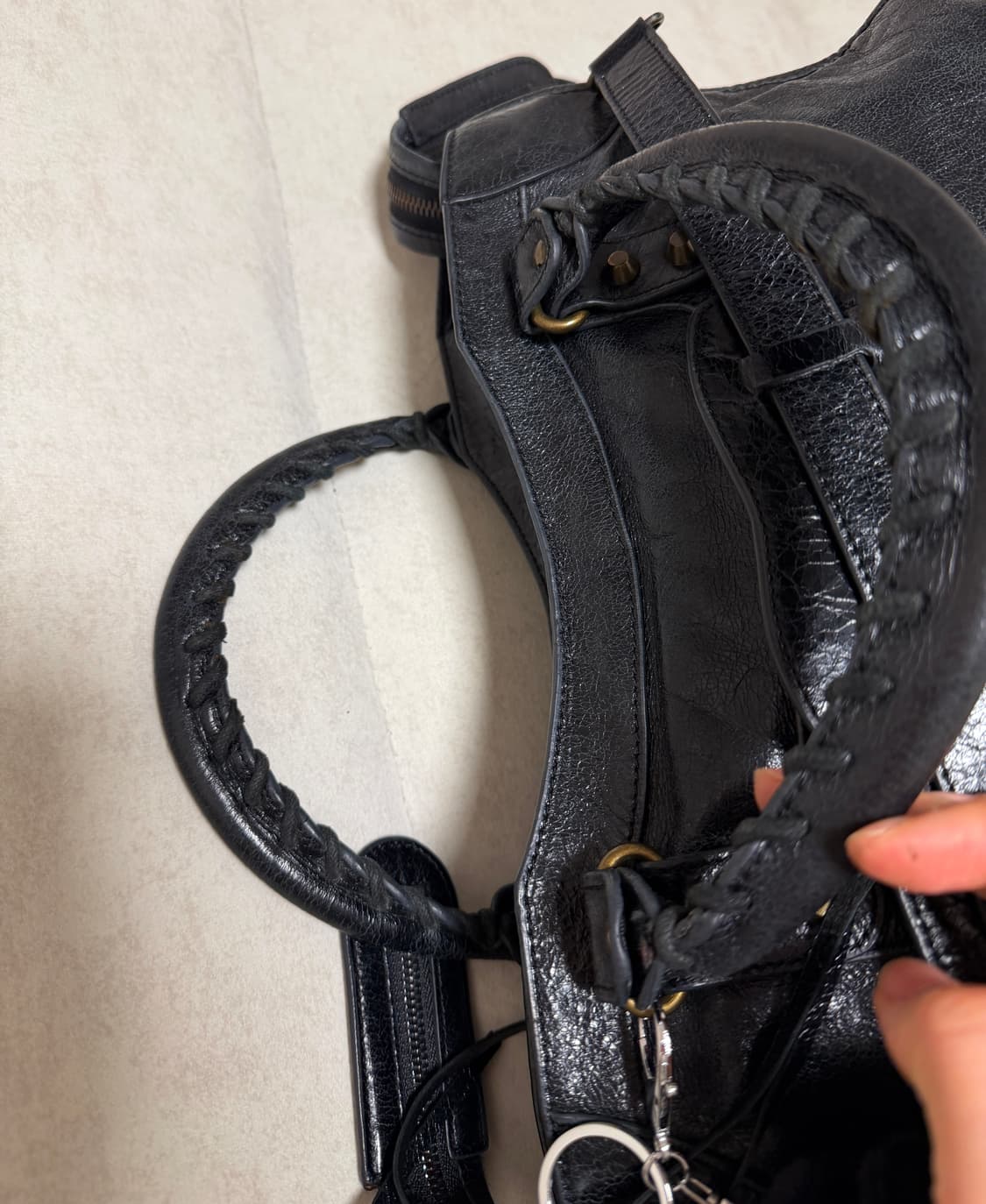 정품 발렌시아가 모터백 미듐 블랙 상품이미지5