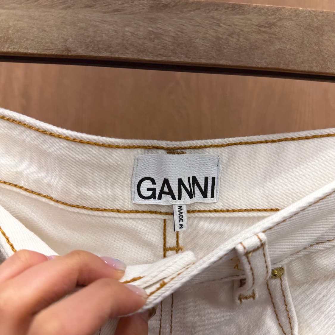 가니 데님 팬츠 백 포켓 로고 라벨 옐로우 스티치 포인트 디테일 화이트 상품이미지7