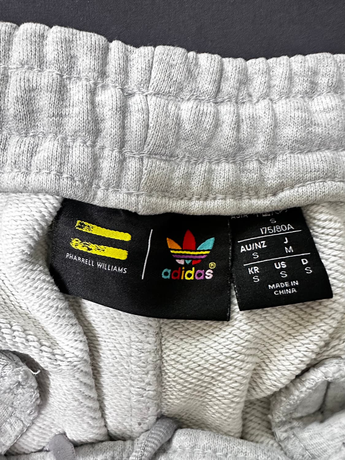 퍼렐 윌리엄스 x 아디다스 베이식 팬츠 그레이 상품이미지3