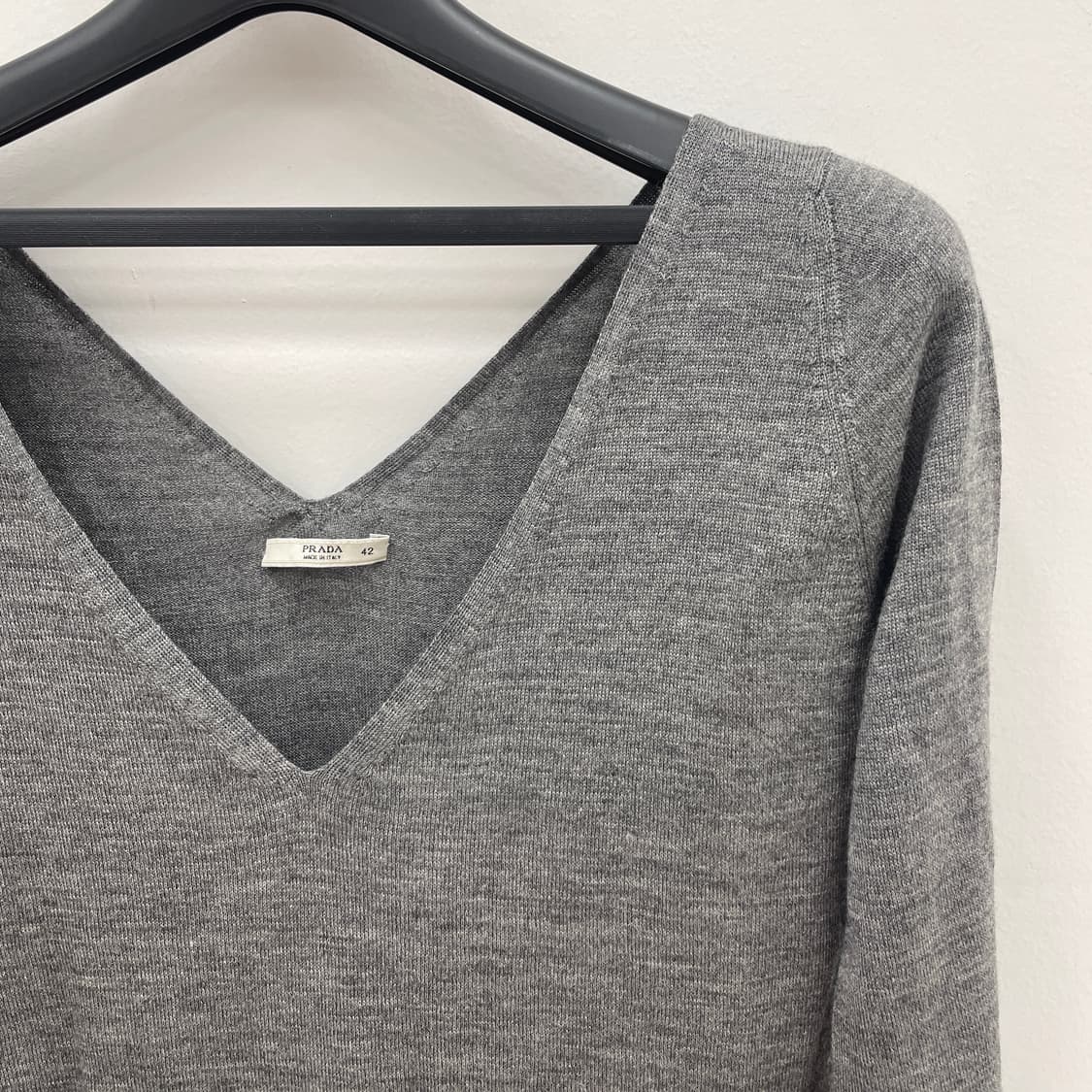 프라다 V넥 긴팔 니트 그레이 상품이미지3
