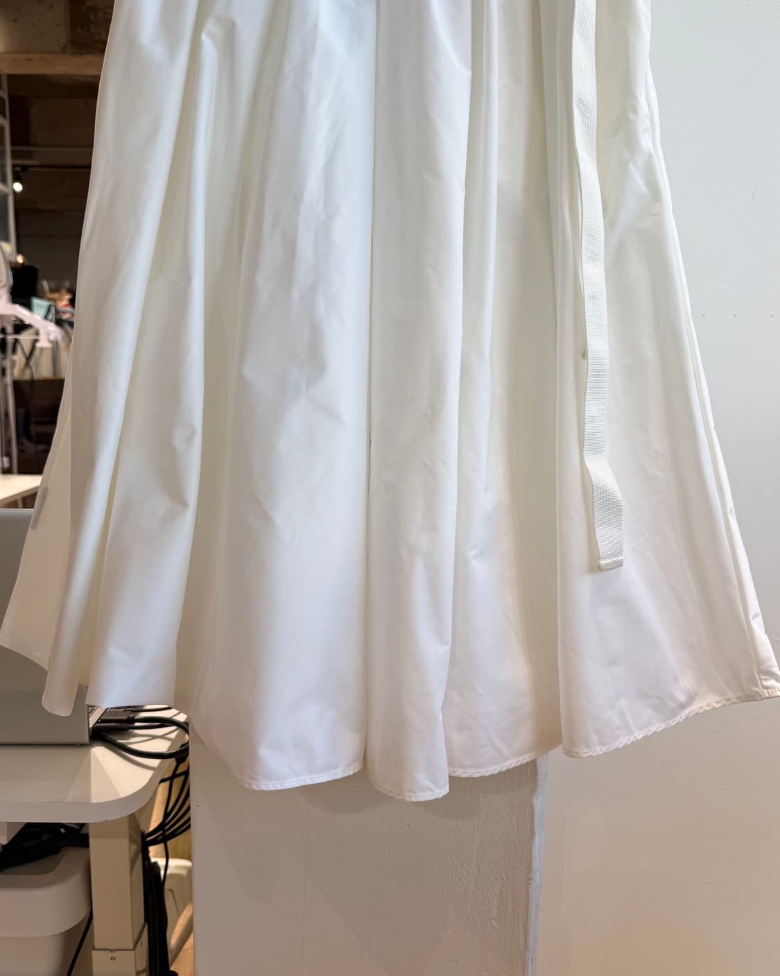 몽클레르 화이트 벨티드 플레어 스커트  상품이미지5