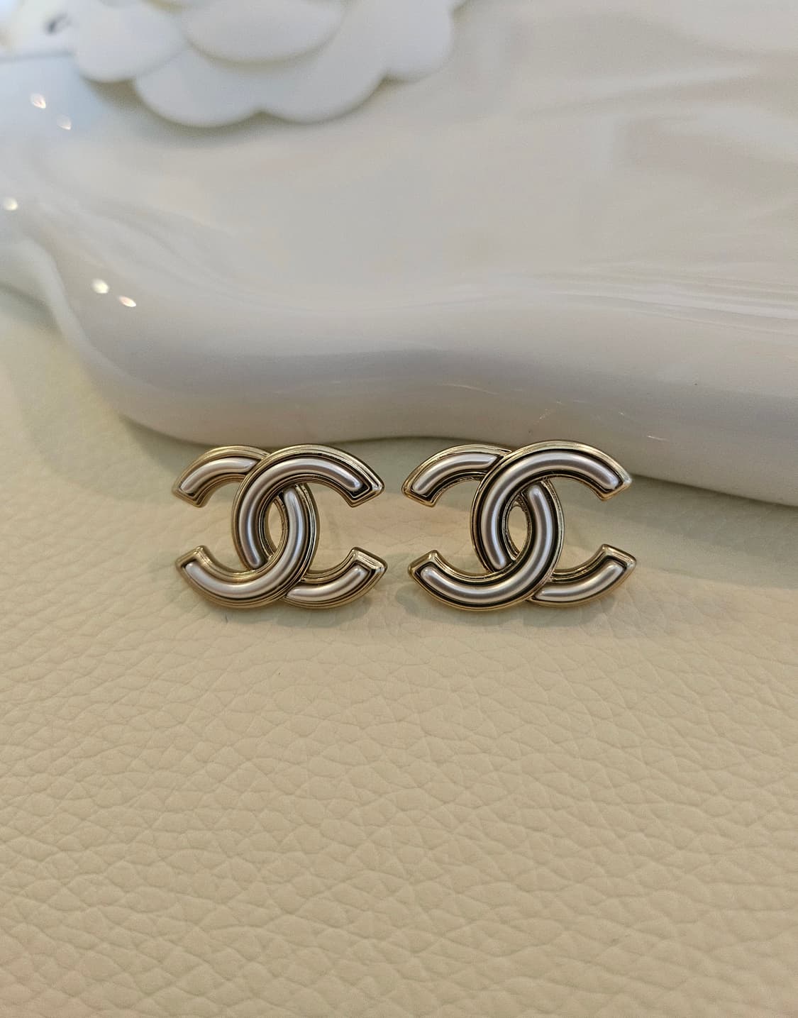 샤넬 화이트레진 금장CC 스터드 귀걸이 업사이클링 상품이미지5