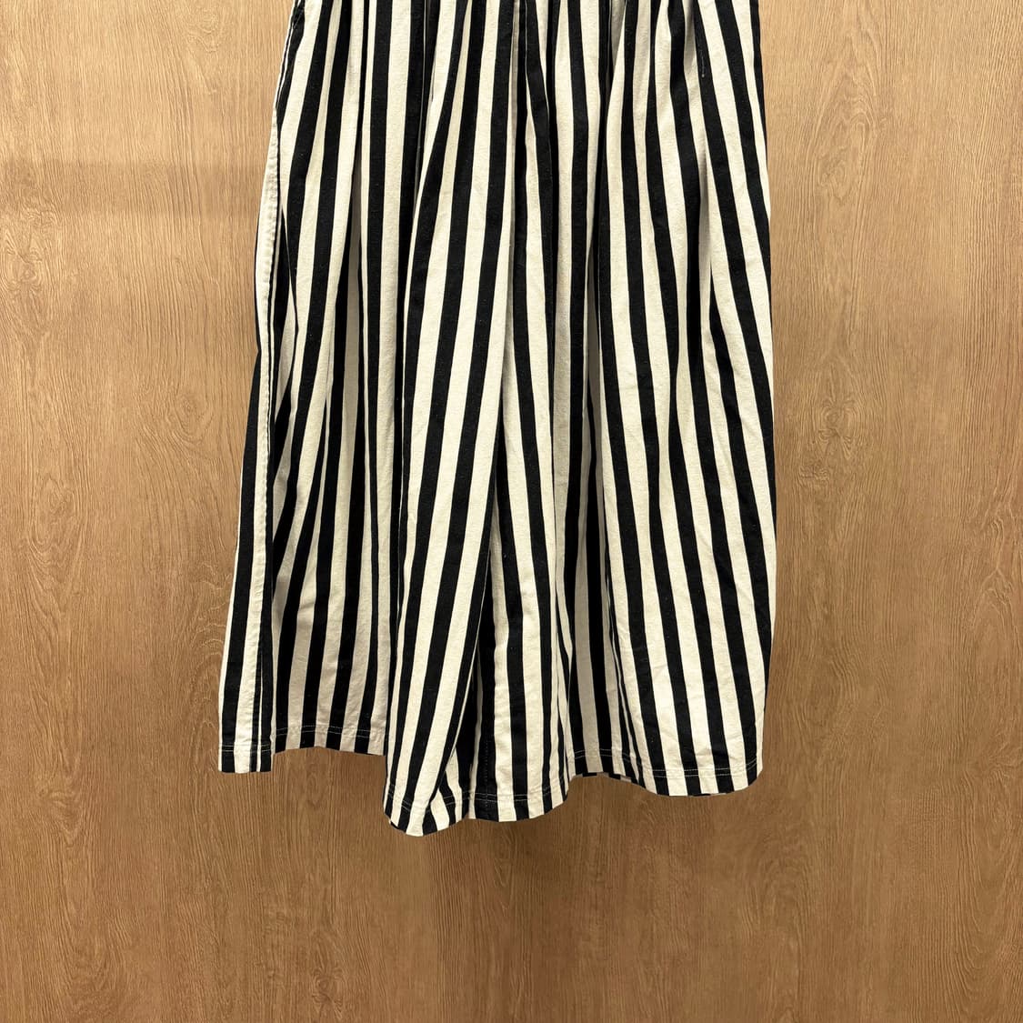 이치 밴딩 와이드 팬츠 스트라이프 패턴 셔링 플레어 디테일 블랙 아이보리 상품이미지5