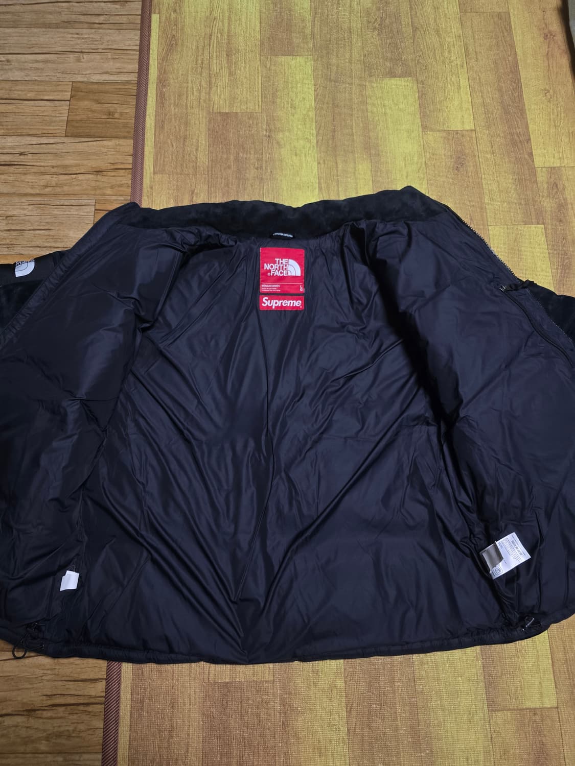 슈프림 x 노스페이스 스웨이드 눕시 자켓 블랙 - 23FW 상품이미지3