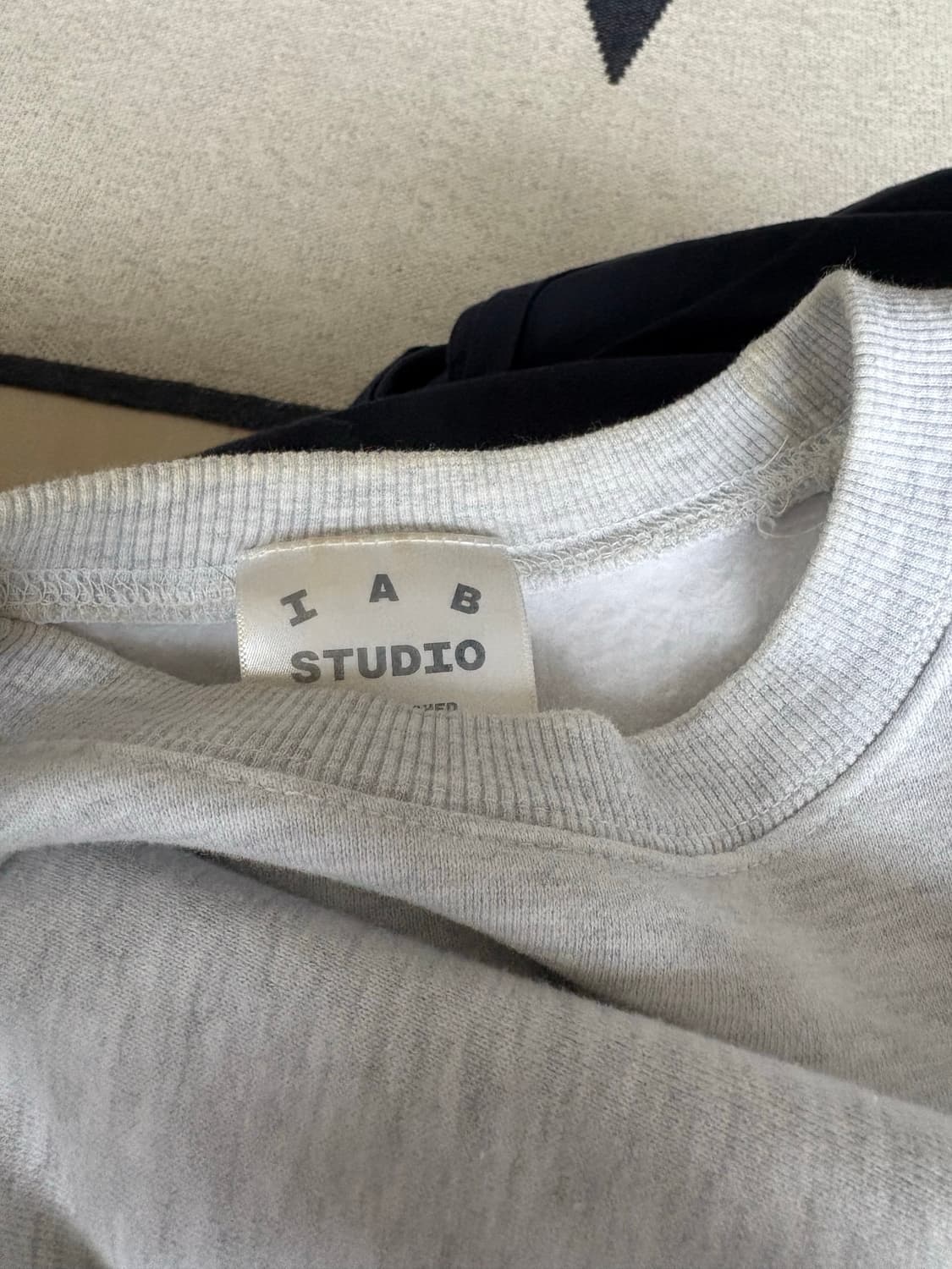 아이앱스튜디오 23fw 맨투맨 상품이미지2