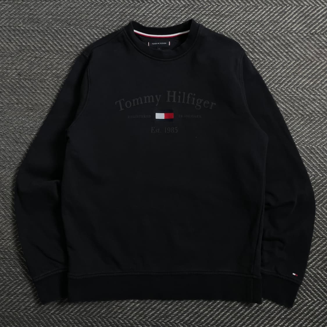 타미힐피거 센터 자수로고 맨투맨 블랙 y 4275 상품이미지2