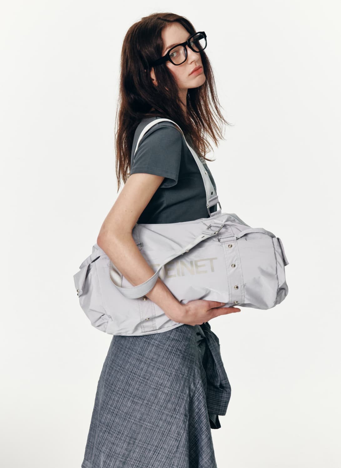 다이닛 가방 DEINET LOGO DUFFLE BAG IN GREY 상품이미지4