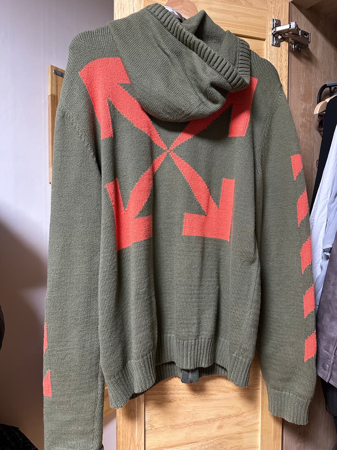 오프화이트 에로우 니트후드집업 상품이미지1