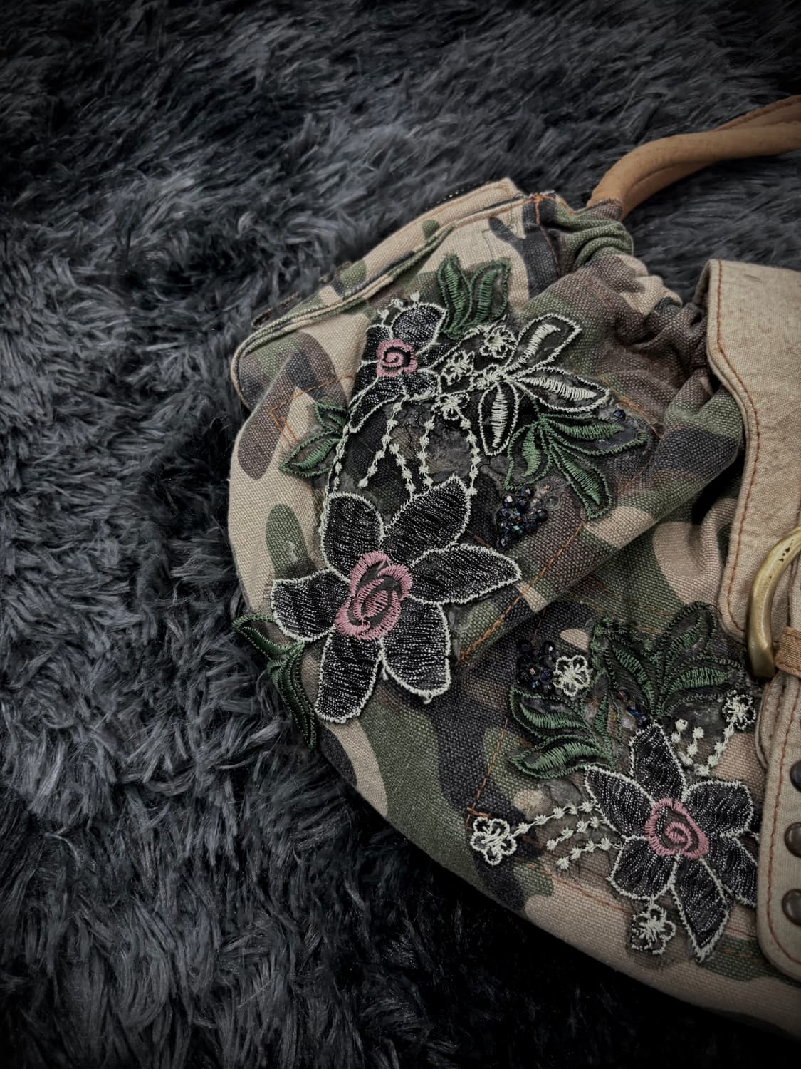 밀리터리 카모 & 꽃 자수 덤플링 숄더백 상품이미지3